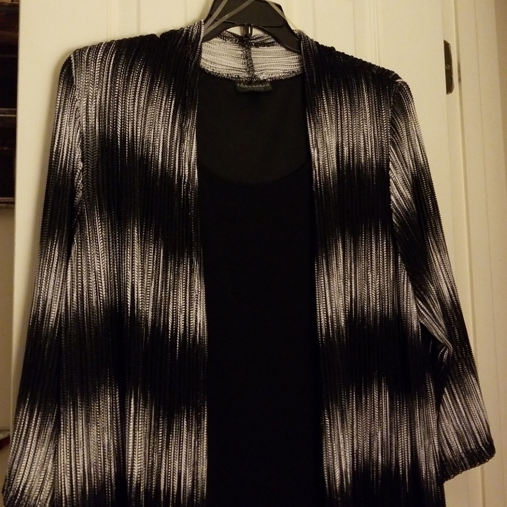 Beautiful dress sold at Belk. Black/white